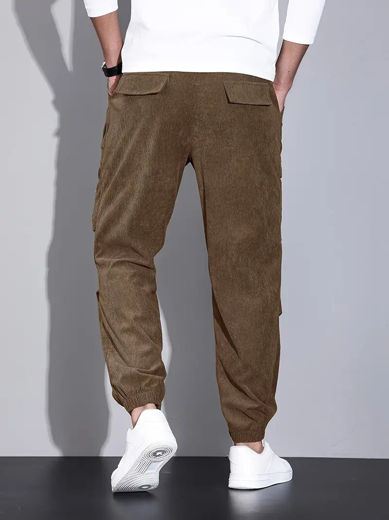 Pantalon cargo homme gris, coupe ajustée, idéal pour un look streetwear polyvalent et confortable.