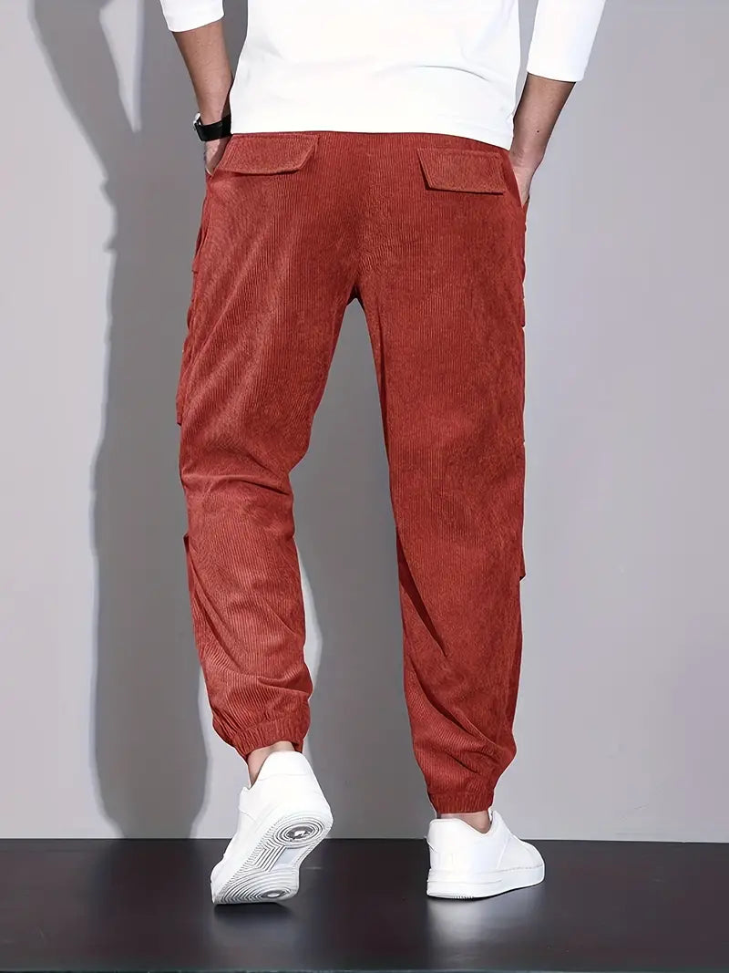 Modèle de pantalon cargo homme ajusté, couleur café, parfait pour le style urbain décontracté.