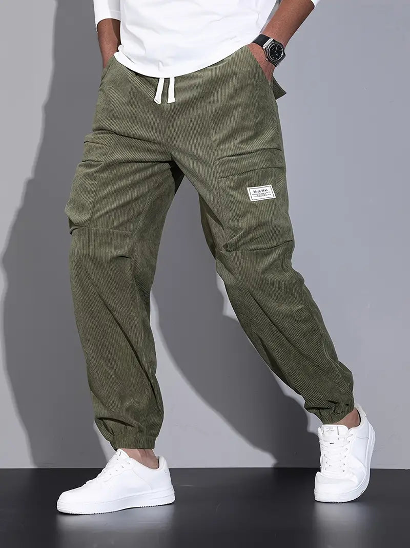 Pantalon cargo homme rouge tendance, coupe ajustée, vêtement décontracté chic et confortable.