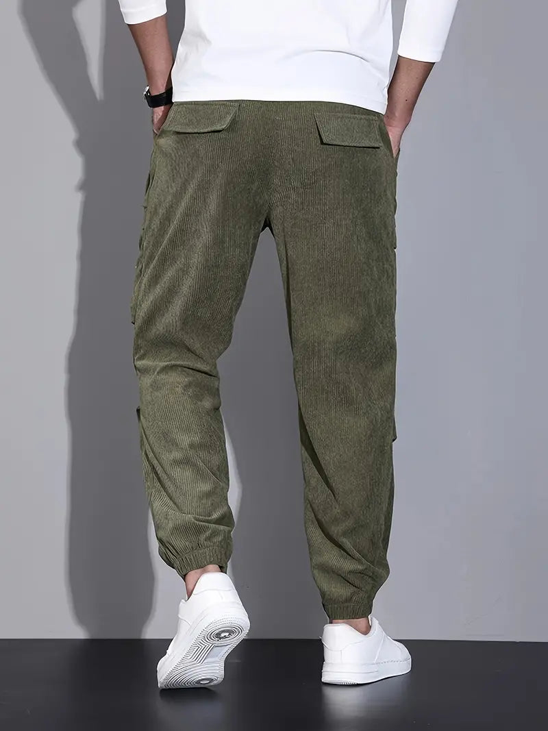 Gros plan sur un pantalon cargo homme noir, détails multipoches, tissu résistant pour toutes saisons.