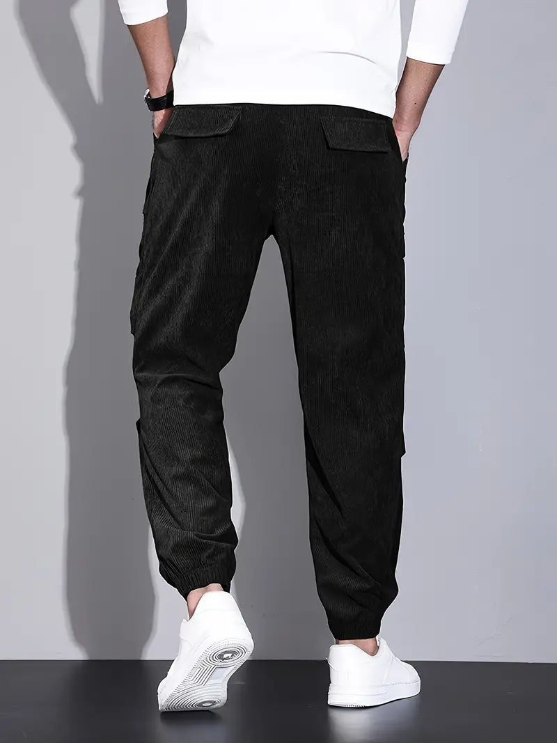 Homme portant un pantalon cargo ajusté gris, look streetwear moderne, confort ultime garanti.