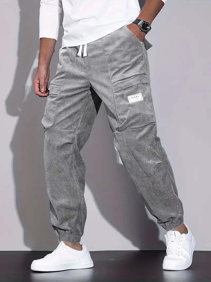 Pantalon cargo homme noir, coupe ajustée, style décontracté chic, multipoches fonctionnelles.