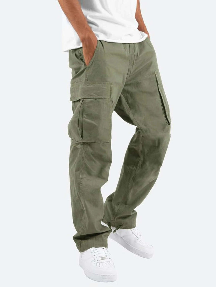 Cargo homme gris, pantalon décontracté multipoches. Vêtement robuste et confortable pour le quotidien.