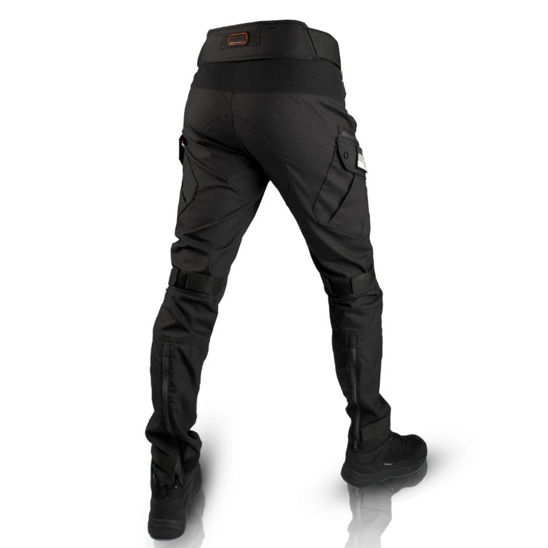 Pantalon cargo homme style militaire, gris, avec poches pratiques et robustesse accrue pour un usage quotidien.