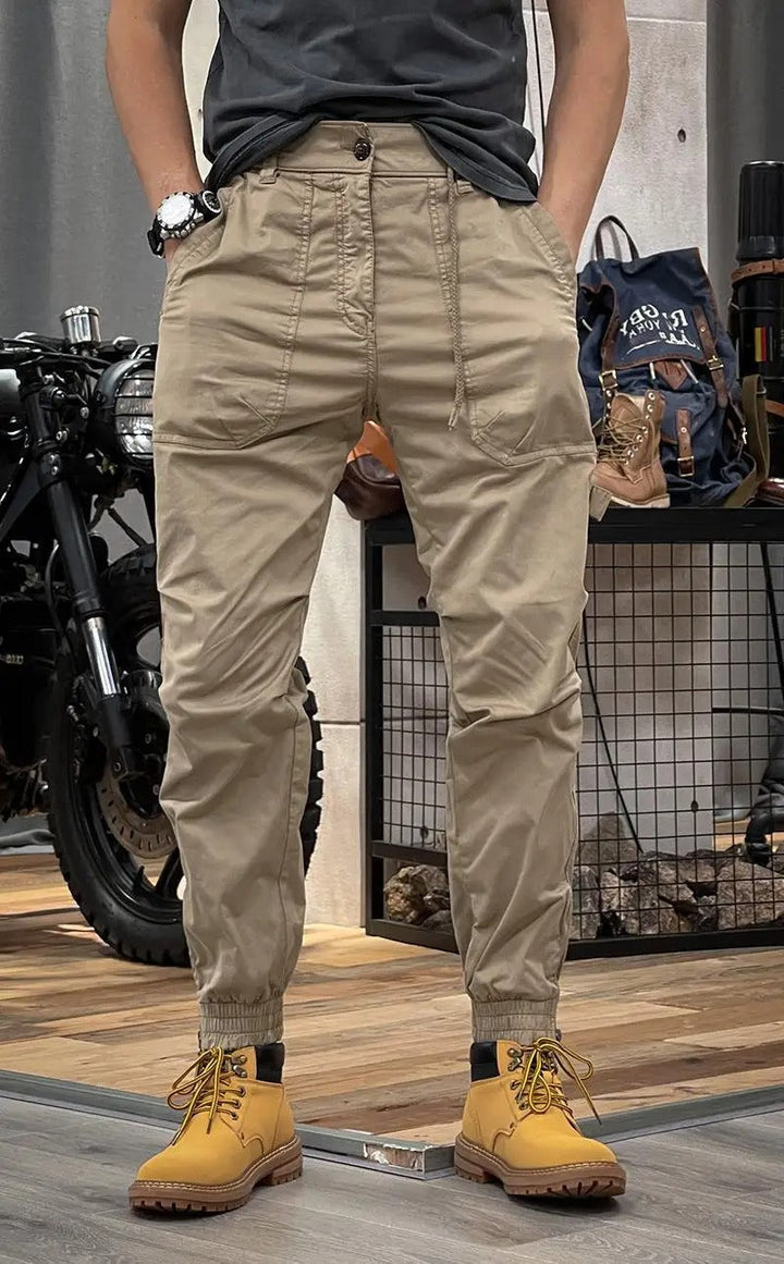 Pantalon cargo homme stretch, coupe moderne, poches multiples. Confort et style pour un look décontracté.