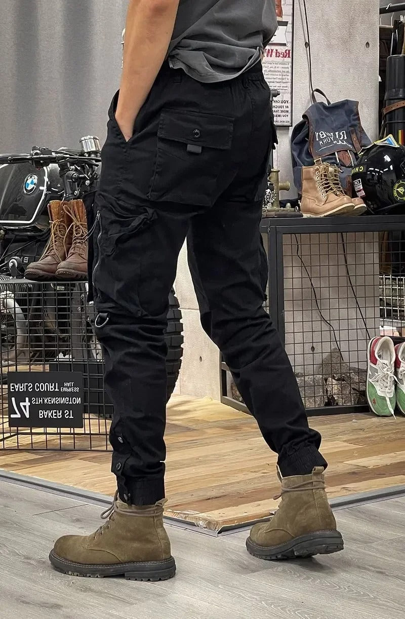 Pantalon cargo homme stretch, coupe moderne, poches multiples. Confort et style pour un look décontracté.