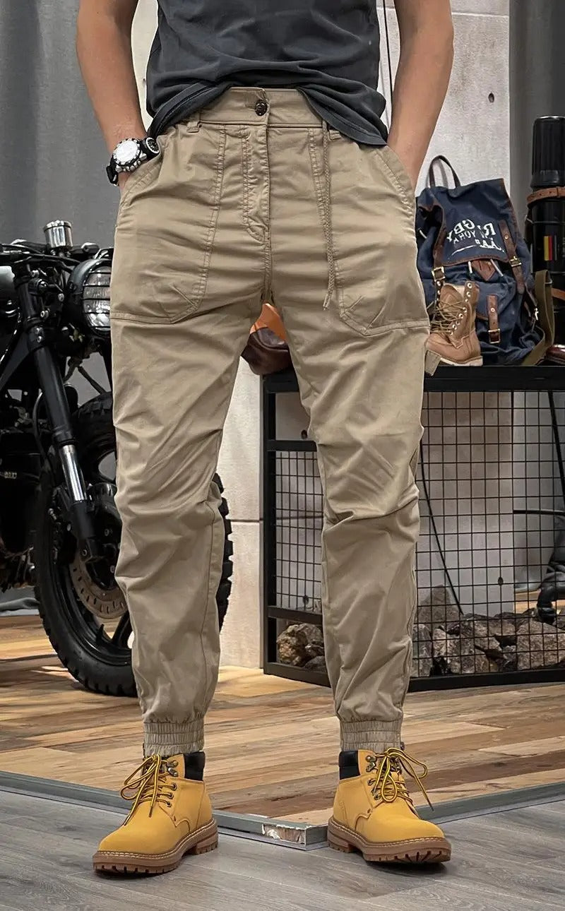 Pantalon cargo homme stretch, coupe moderne, poches multiples. Confort et style pour un look décontracté.