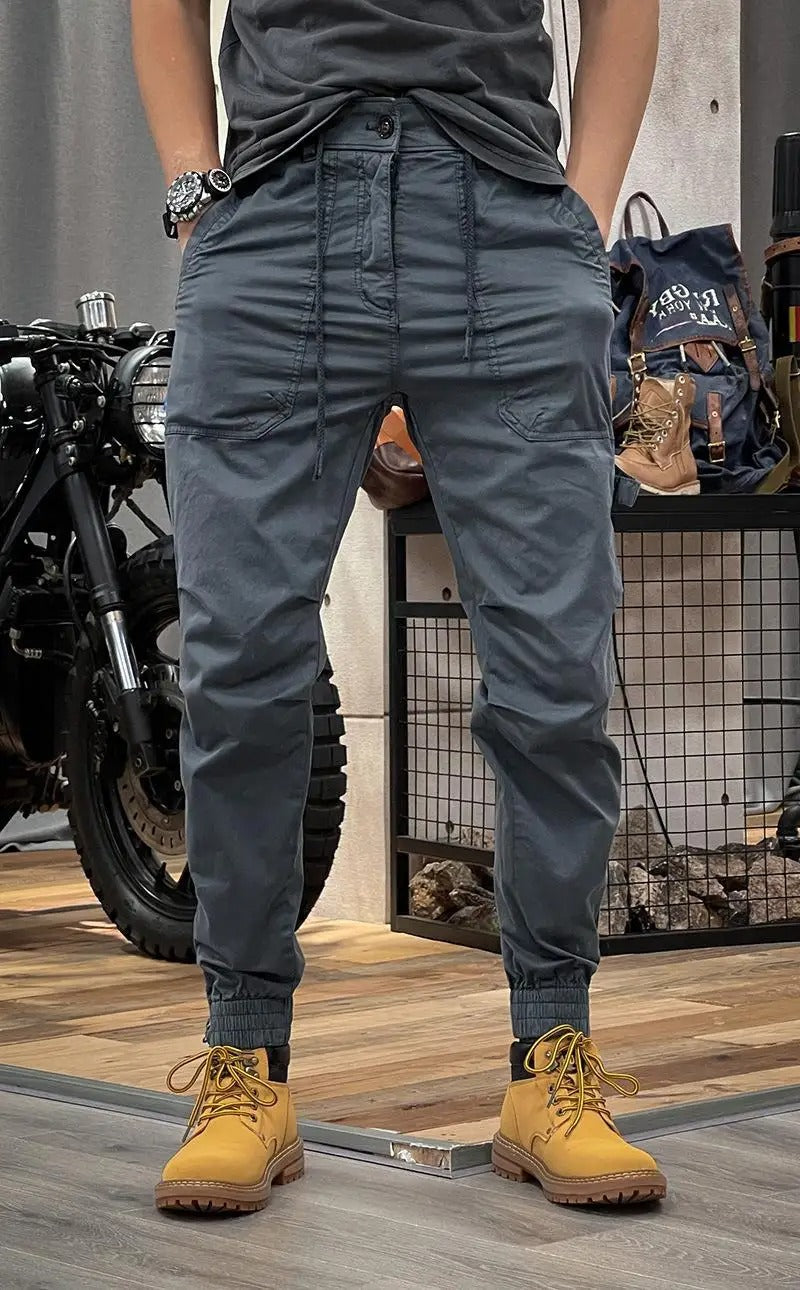Pantalon cargo homme stretch, coupe moderne, poches multiples. Confort et style pour un look décontracté.