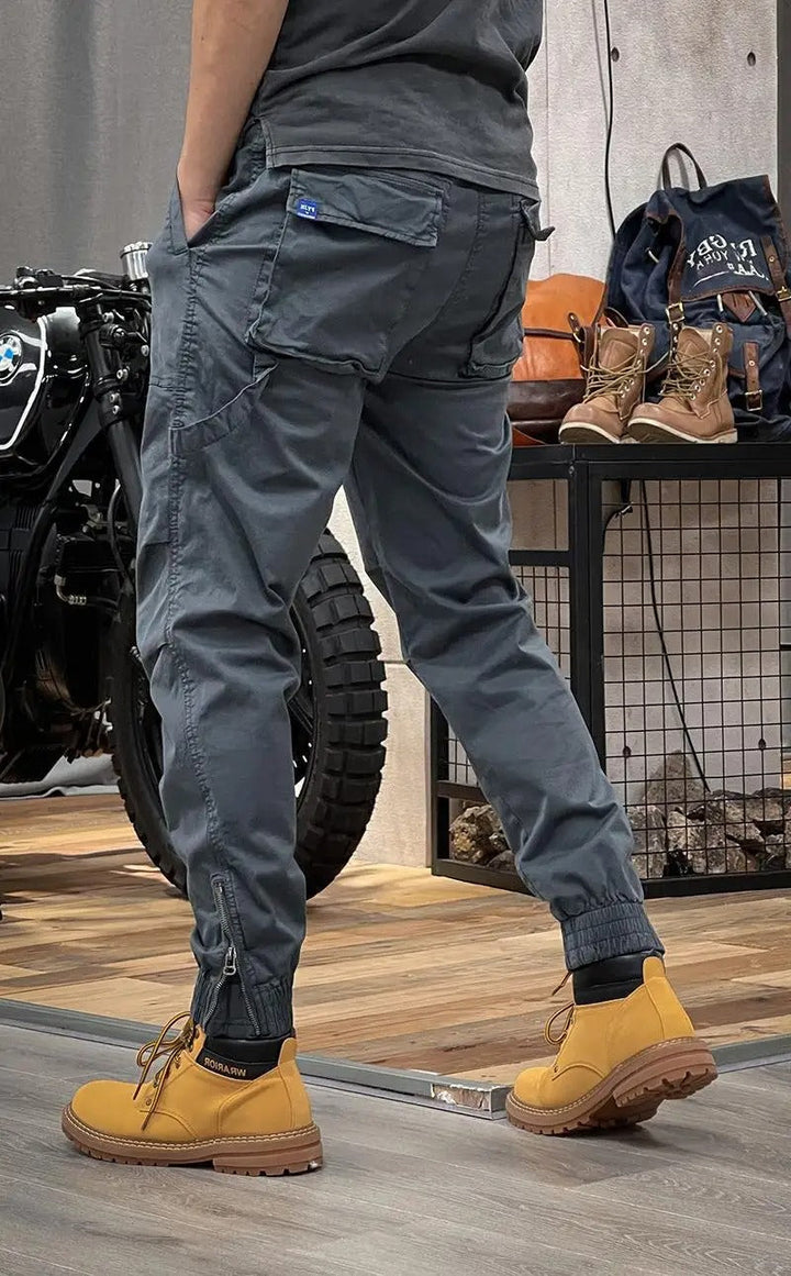 Pantalon cargo homme stretch, coupe moderne, poches multiples. Confort et style pour un look décontracté.