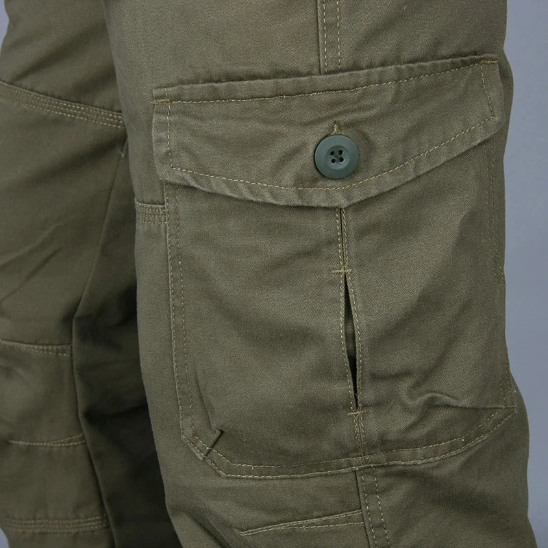 Pantalon cargo homme, style décontracté.  Poches multiples, coupe moderne et confortable.  Parfait pour tous les jours.