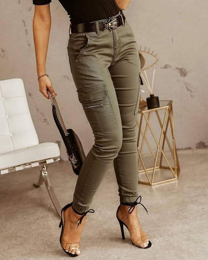 Pantalon cargo skinny taille mi-haute. Coupe ajustée, poches cargo, style décontracté chic.