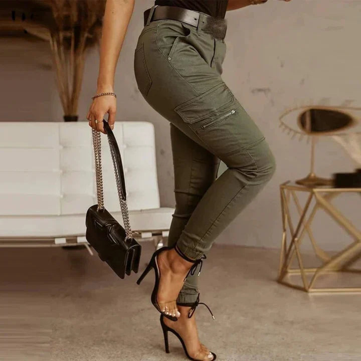 Pantalon cargo skinny taille mi-haute. Coupe ajustée, poches cargo, style décontracté chic.