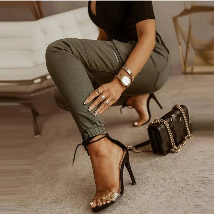 Pantalon cargo skinny taille mi-haute. Coupe ajustée, poches cargo, style décontracté chic.