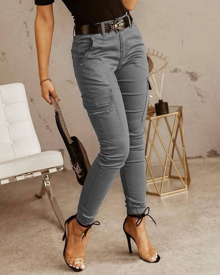 Pantalon cargo skinny taille mi-haute. Coupe ajustée, poches cargo, style décontracté chic.