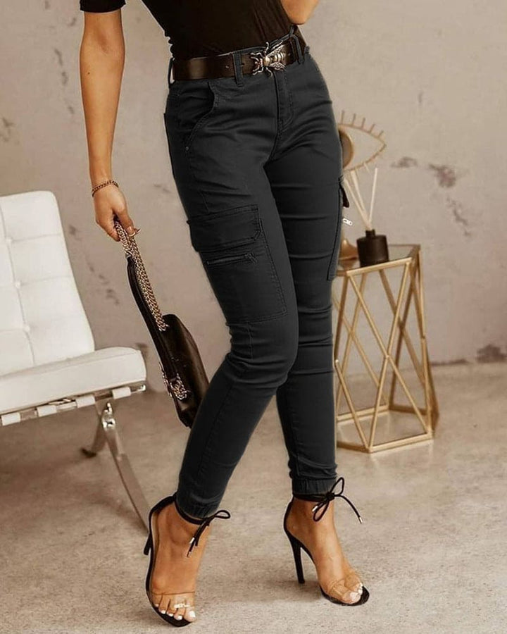 Pantalon cargo skinny taille mi-haute. Coupe ajustée, poches cargo, style décontracté chic.