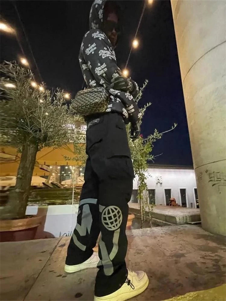 Pantalon cargo unisexe noir, style décontracté urbain, multiples poches pratiques, idéal streetwear et confort.