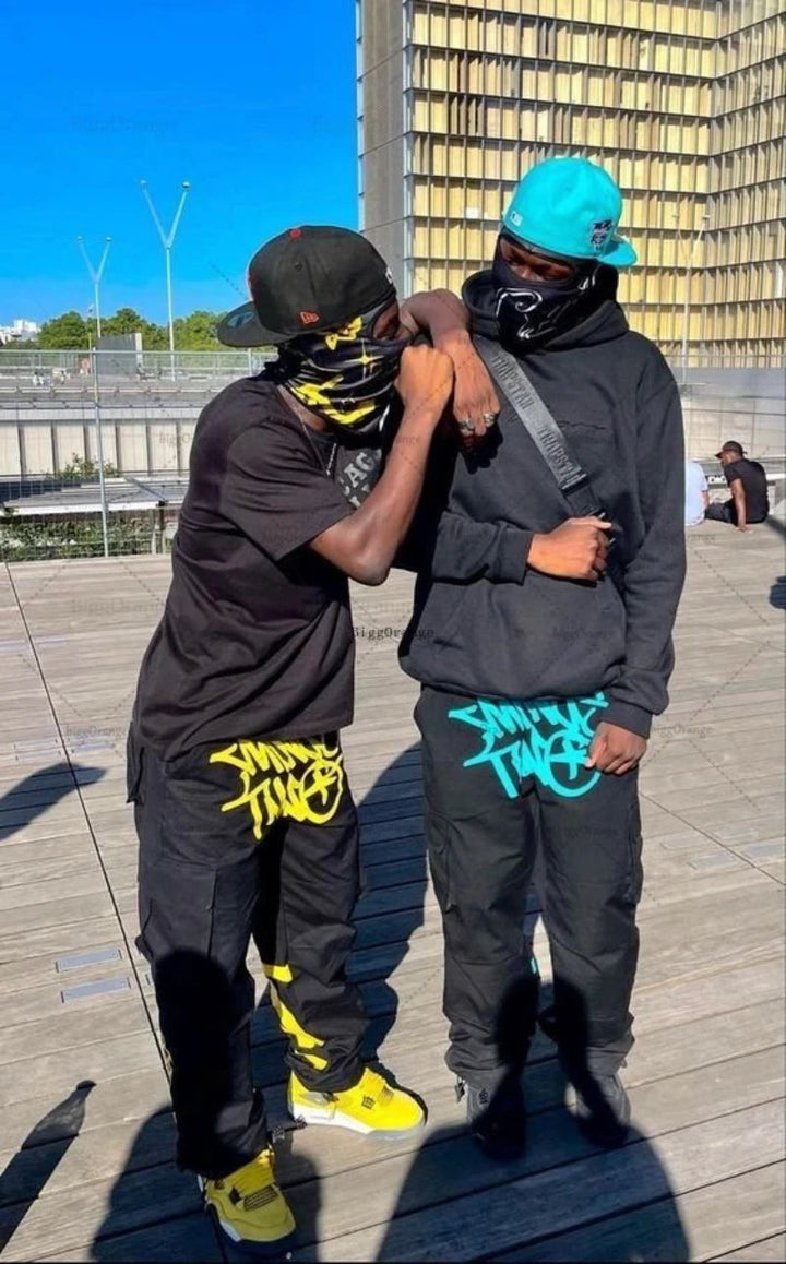 Pantalon cargo streetwear urbain, couleur kaki, design moderne, poches utilitaires, look décontracté branché.