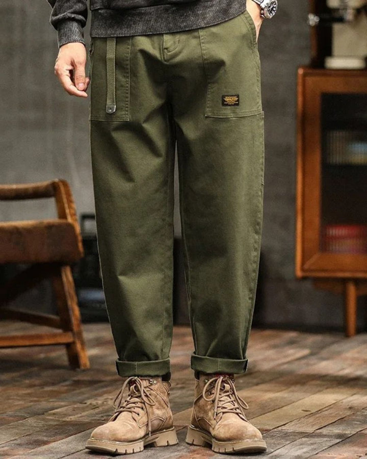 Pantalon cargo vintage homme vert, coupe droite décontractée, parfait pour le style urbain ou l'extérieur. Confortable.