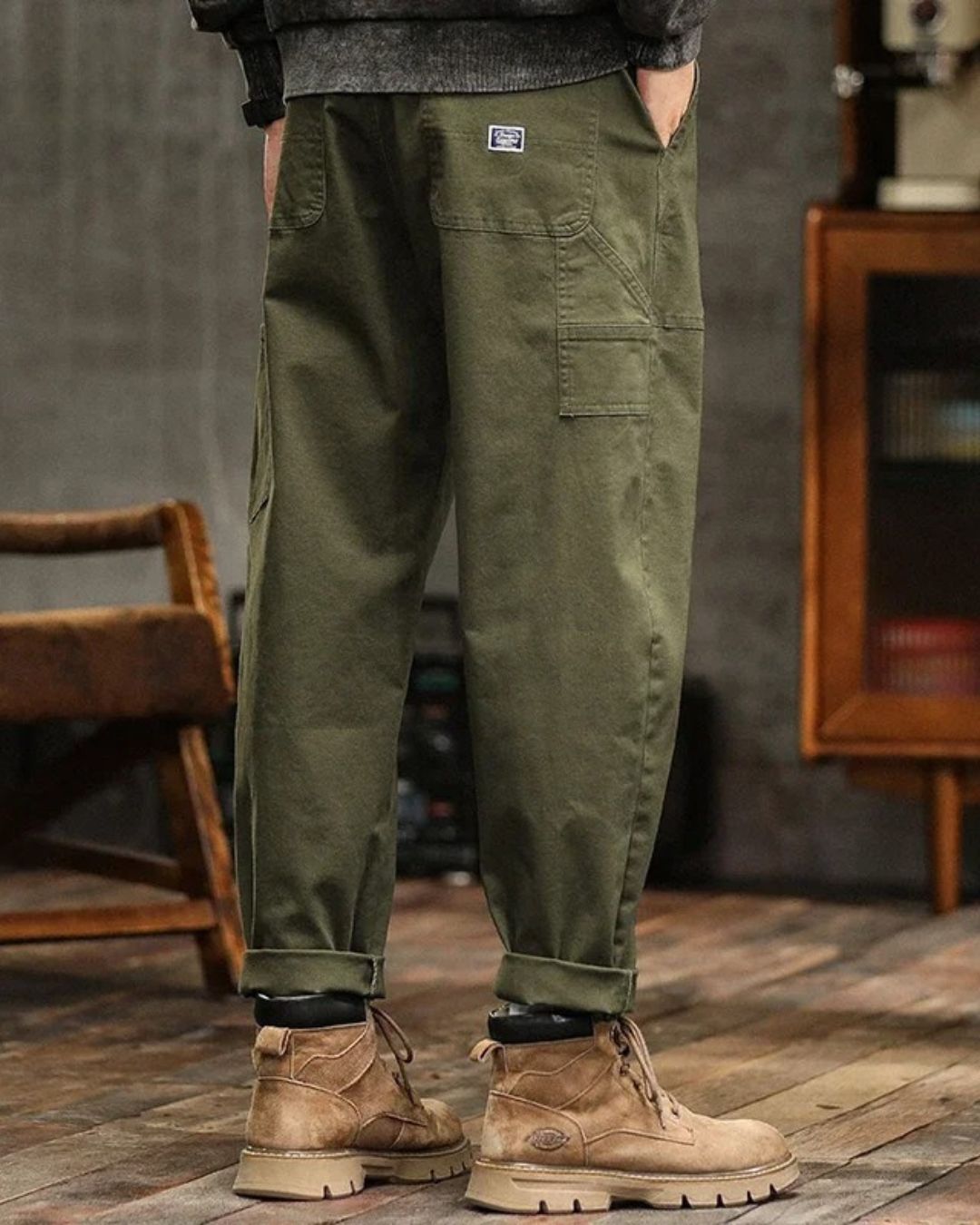Pantalon cargo homme multipoches style vintage, idéal pour l'aventure ou la mode décontractée. Tissu résistant.