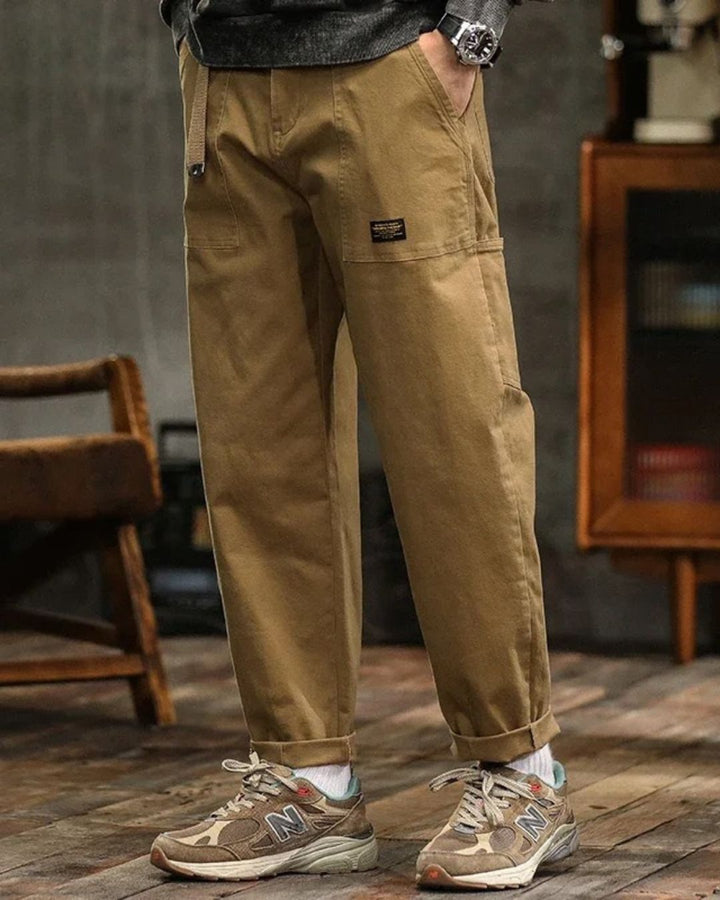 Détail de la jambe du pantalon cargo vintage homme, coupe droite, parfait pour un style décontracté et moderne en ville.