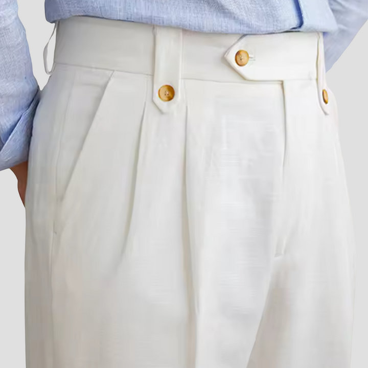 Pantalon chic blanc à pinces, coupe fluide, taille haute double bouton, tissu léger, idéal été, style sophistiqué et urbain.