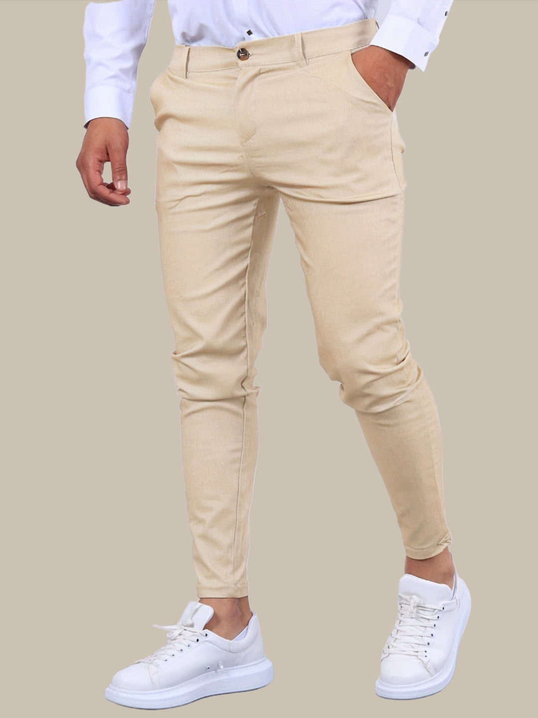 Pantalon chino skinny homme, élégant et moderne, idéal pour la mode masculine.