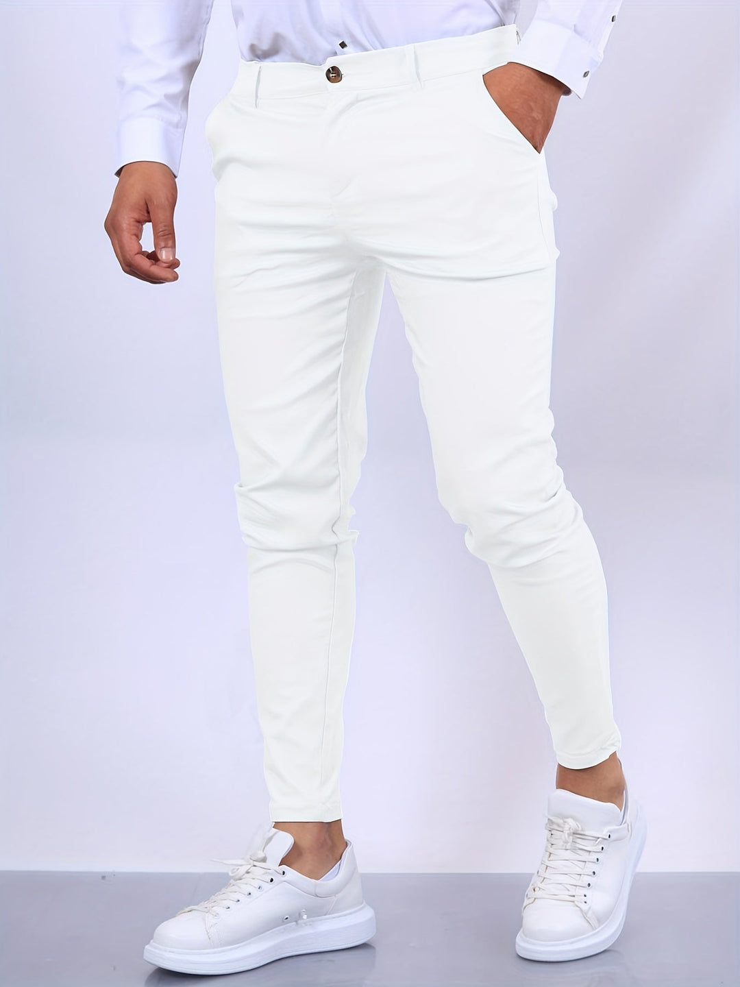 Vêtement homme : pantalon chino skinny en coton, coupe slim ajustée pour un style actuel.