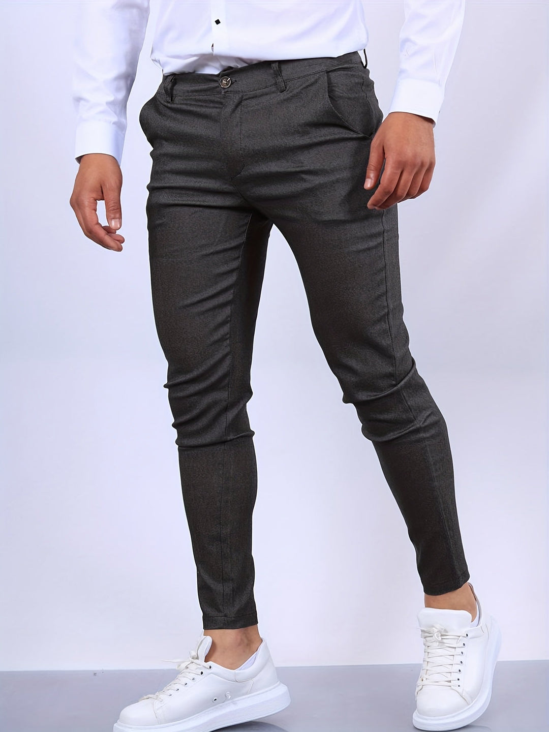 Mode masculine : pantalon chino skinny ajusté, style contemporain pour un look net.