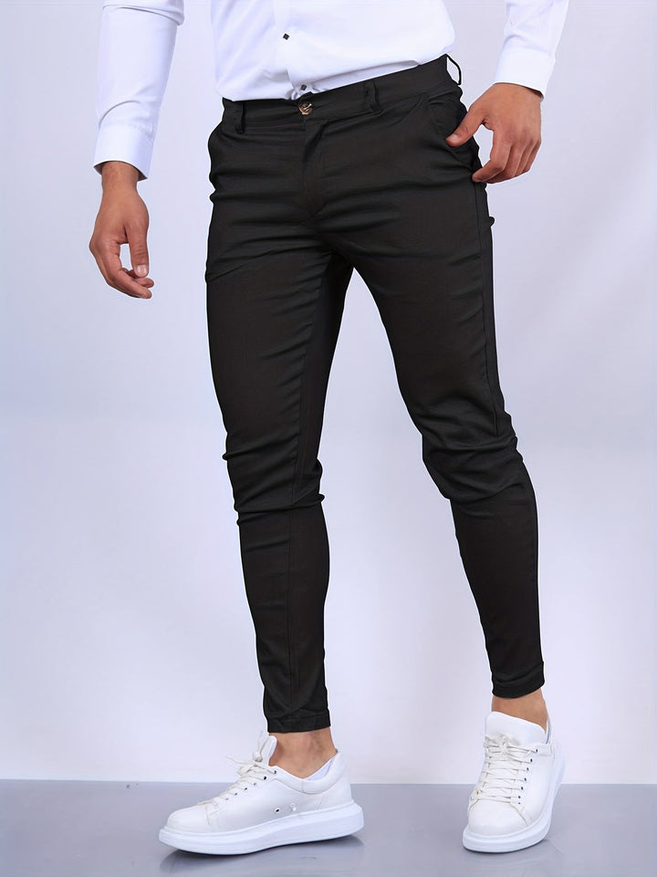 Pantalon chino skinny homme, vue de face, coupe slim élégante et détails raffinés.