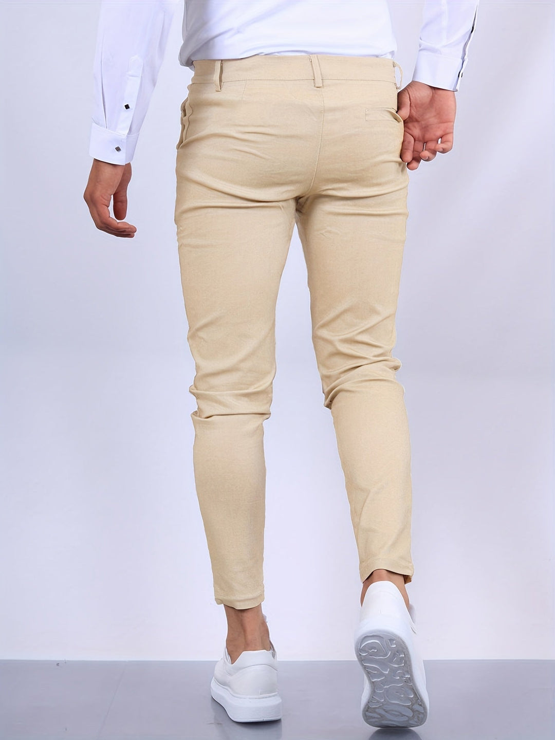Pantalon homme slim en toile chino, coupe ajustée moderne, alliant confort et élégance.