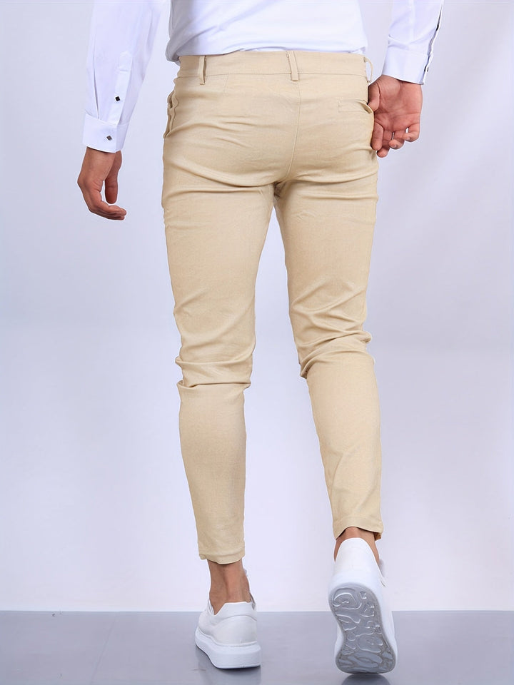 Pantalon homme slim en toile chino, coupe ajustée moderne, alliant confort et élégance.