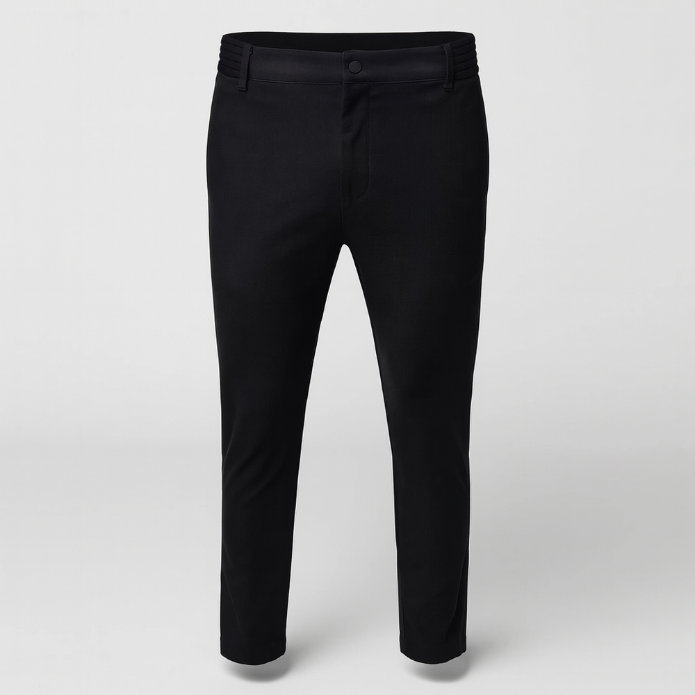 Zoom sur le tissu stretch d'un pantalon homme actif, respirant et confortable, idéal pour liberté de mouvement au quotidien.
