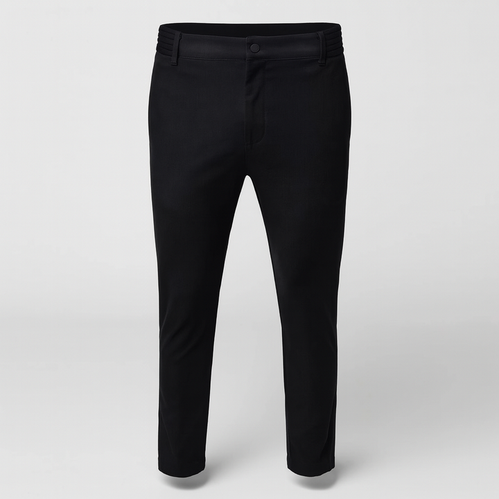 Zoom sur le tissu stretch d'un pantalon homme actif, respirant et confortable, idéal pour liberté de mouvement au quotidien.