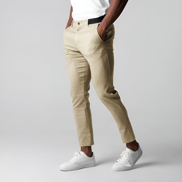 Détail de la poche arrière d'un pantalon homme stretch, alliant fonctionnalité, confort et design élégant et moderne.