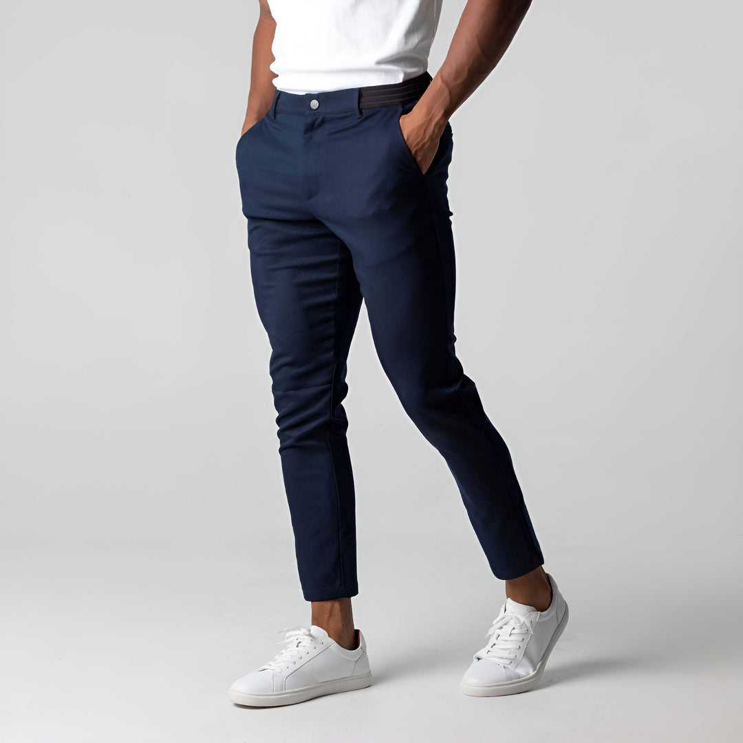 Fermeture et ceinture d'un pantalon homme stretch actif, coupe slim, pour un look mode, élégant et confortable.