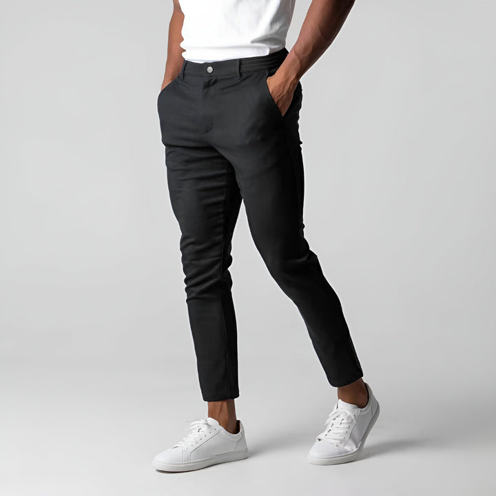 Homme marchant avec son pantalon chino stretch élégant, alliant confort, style décontracté et adaptabilité mode.