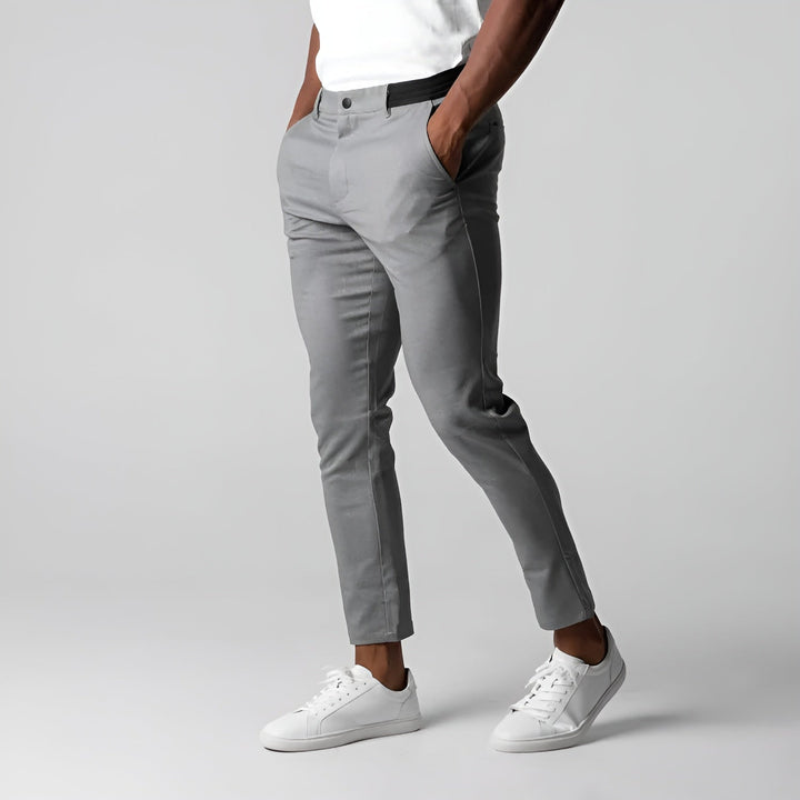 Pantalon homme stretch actif élégant, plié, montrant sa texture et polyvalence pour un style décontracté et moderne.
