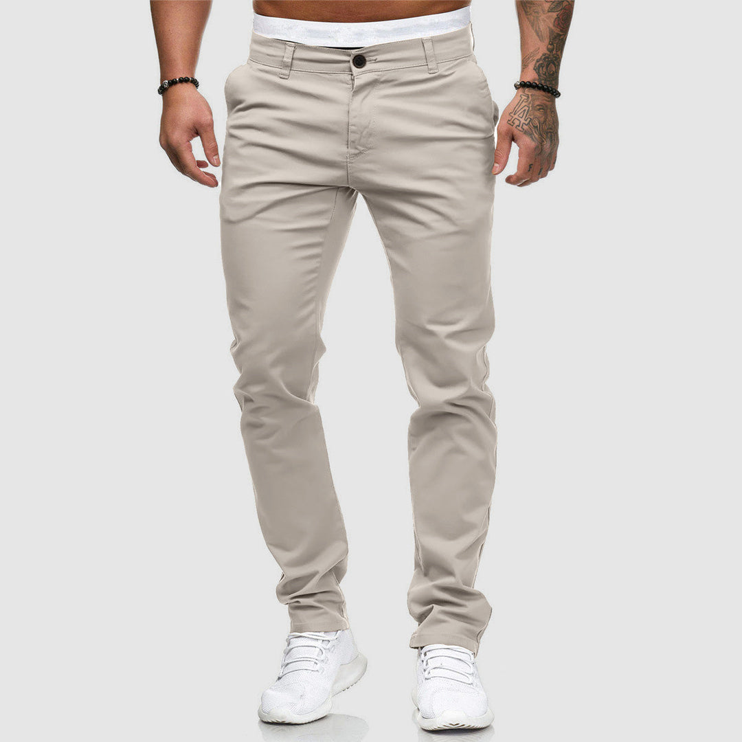 "Pantalon chino urbain homme, coupe ajustée, tissu doux, couleur khaki, style élégant et confortable."