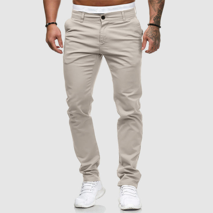 "Pantalon chino urbain homme, coupe ajustée, tissu doux, couleur khaki, style élégant et confortable."