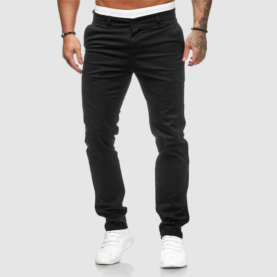 "Pantalon chino urbain homme, coupe ajustée, tissu doux, couleur khaki, style élégant et confortable."