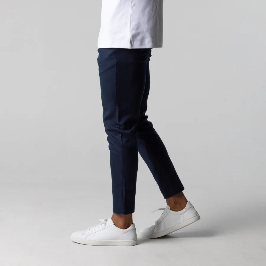 "Pantalon court homme bleu marine coupe slim, élégant pour l'été, léger et confortable, parfaite allure estivale."