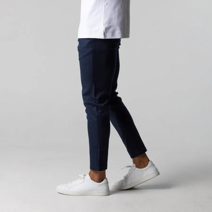 "Pantalon court homme bleu marine coupe slim, élégant pour l'été, léger et confortable, parfaite allure estivale."