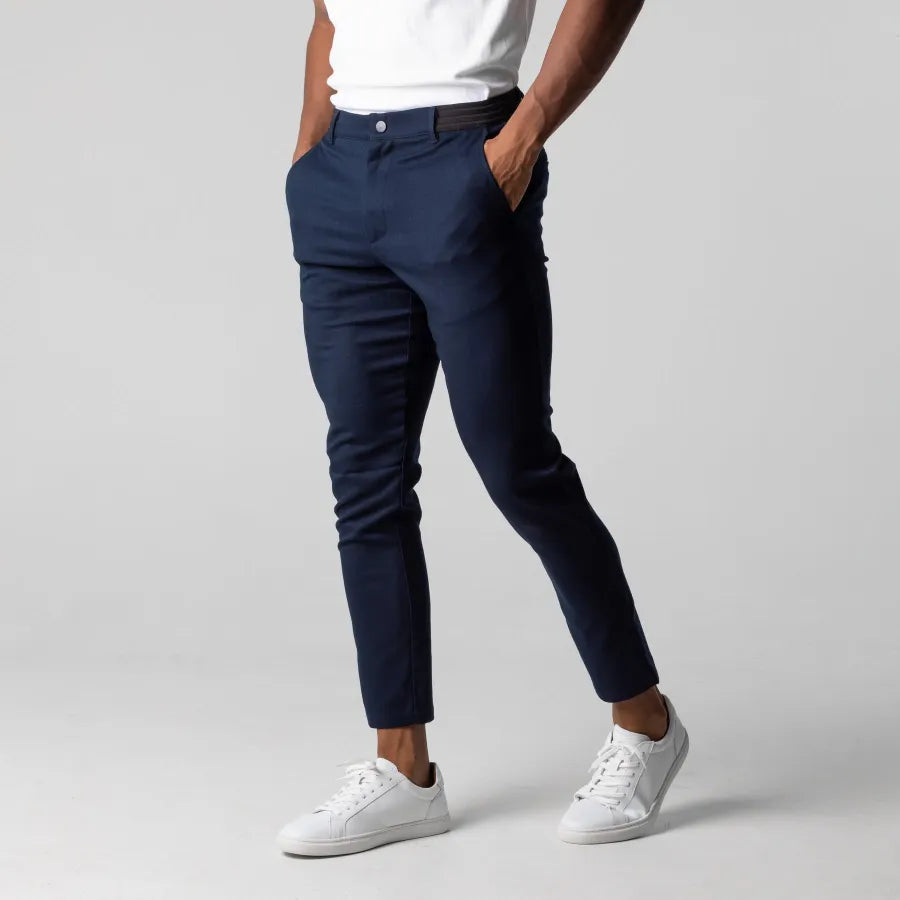 "Pantalon court homme bleu marine coupe slim, élégant pour l'été, léger et confortable, parfaite allure estivale."