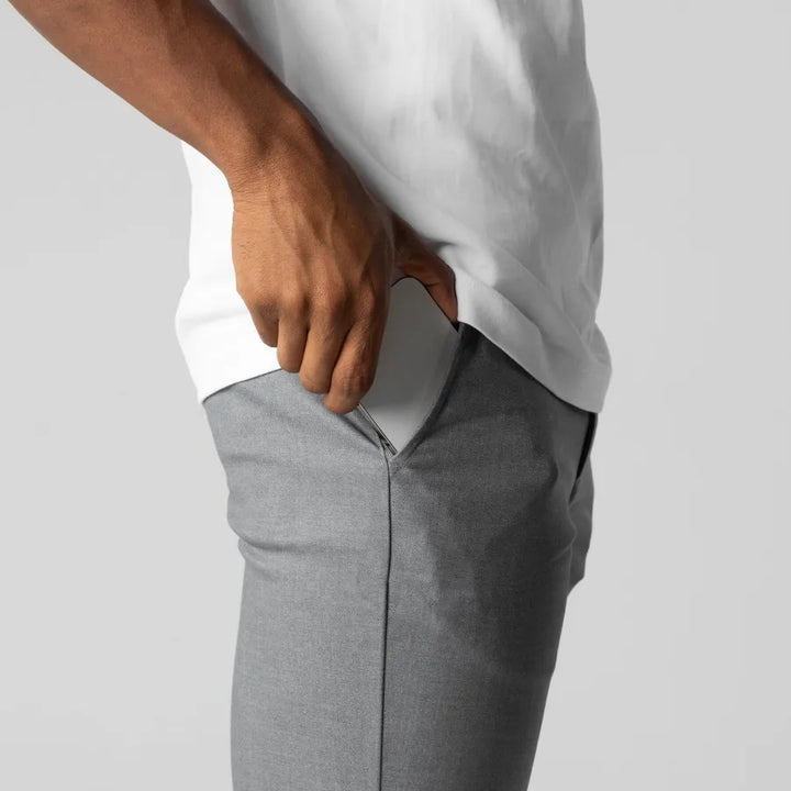 "Pantalon court homme bleu marine coupe slim, élégant pour l'été, léger et confortable, parfaite allure estivale."