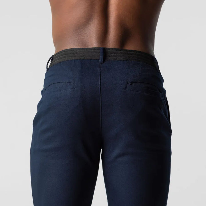 "Pantalon court homme bleu marine coupe slim, élégant pour l'été, léger et confortable, parfaite allure estivale."