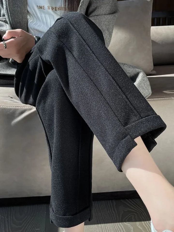 Tenue bureau élégante : pantalon crayon femme en tweed de laine, taille haute, chic et sophistiqué.