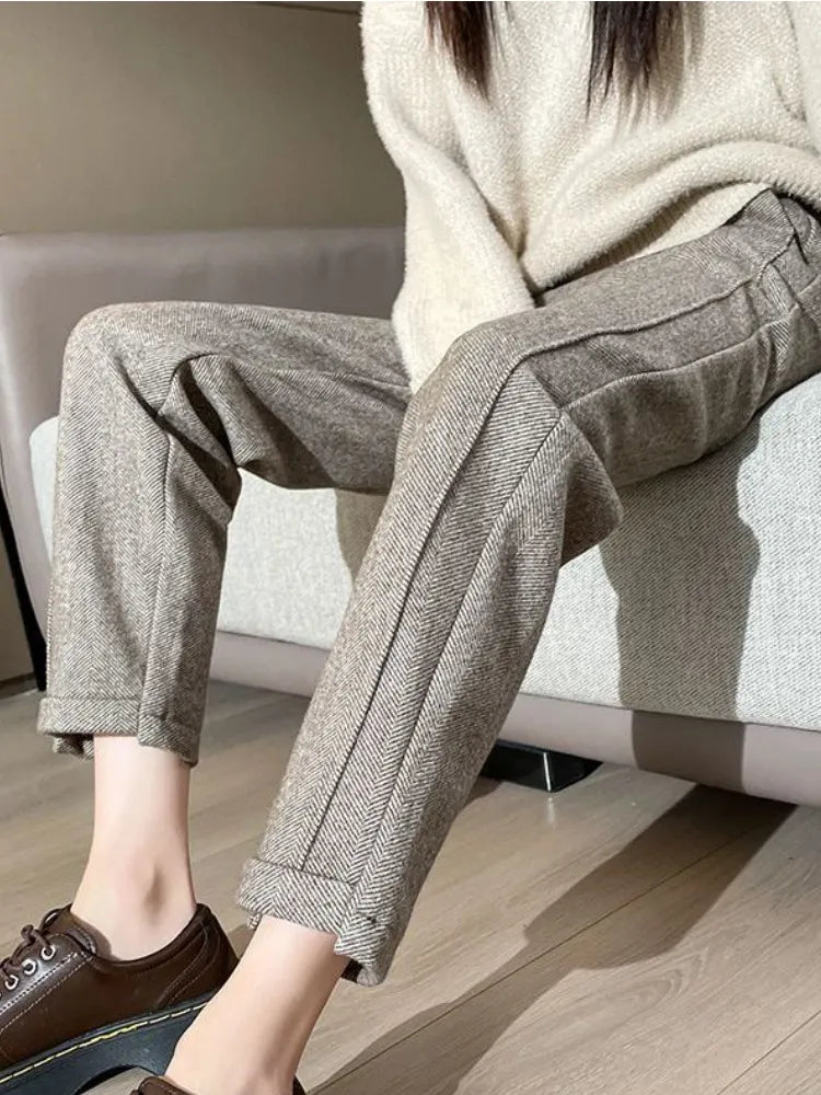 Pantalon crayon femme chaud en tweed de laine, taille haute. Élégant et confortable pour l'hiver.