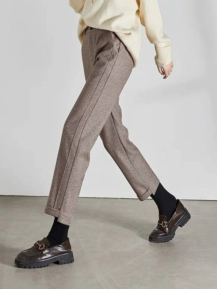 Pantalon crayon femme en tweed de laine, taille haute, confortable et chic. Idéal pour une tenue d'hiver.