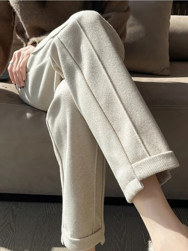 Bas femme classique, pantalon crayon en tweed de laine. Design élégant à taille haute pour le bureau.