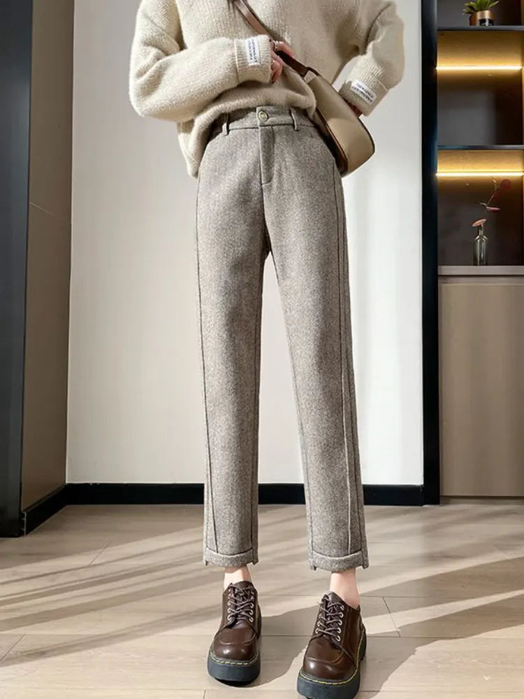 Mode femme : pantalon crayon en tweed de laine chaude à taille haute, chic pour l'hiver.